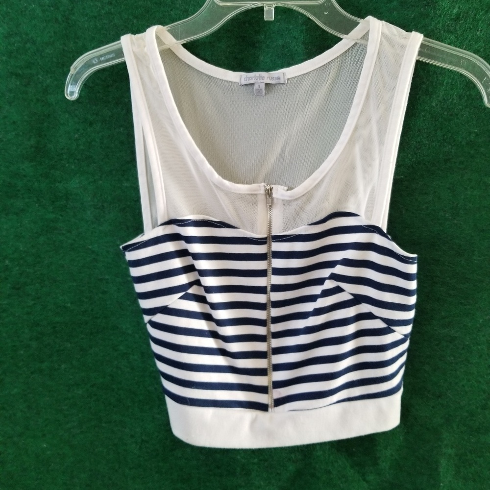A zipper crop top perfect for u to wear in the sun